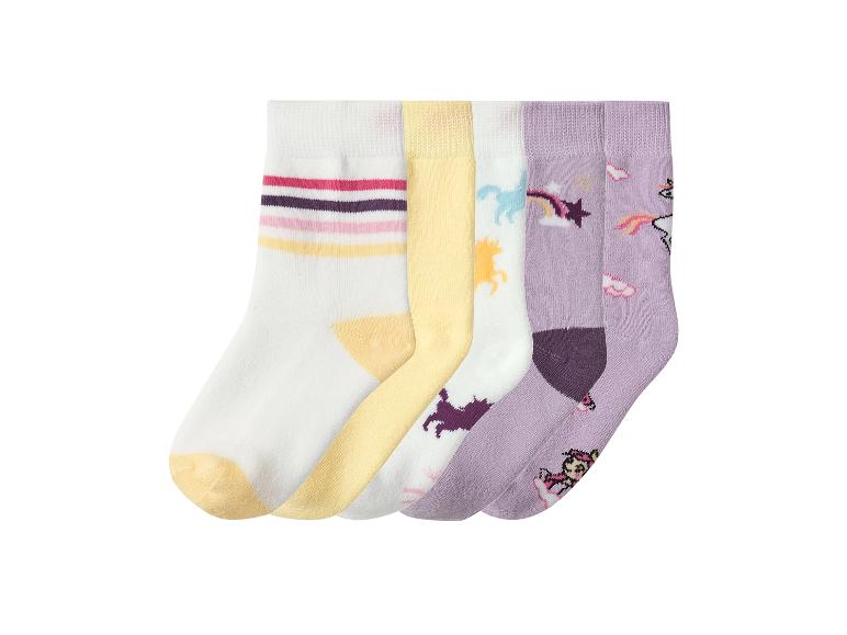 Ensemble de cinq paires de chaussettes pour enfants avec rayures et motifs de licornes.