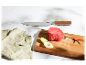Couteau Silvercrest et viande sur planche en bois.