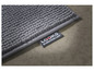 Un tapis de bain gris à pompons, de la marque Looks by Wolfgang Joop.
