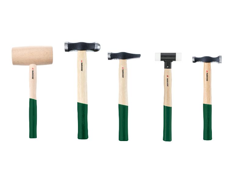 Cinq marteaux et maillets en bois et métal, avec des manches en bois et verts