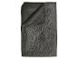 Couverture gris foncé avec un motif matelassé en éventail.