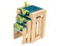 Une cuisine en bois pour enfants avec un évier bleu et des bacs verts.