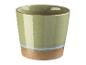 Un pot en céramique vert avec une base beige.
