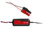 Un chargeur de batterie Ultimate Speed ​​avec des pinces rouges.