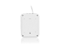 Dessous d'un appareil électronique rectangulaire blanc avec vis visibles et un câble