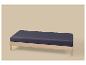 Un banc en bois avec un coussin bleu foncé sur fond beige.