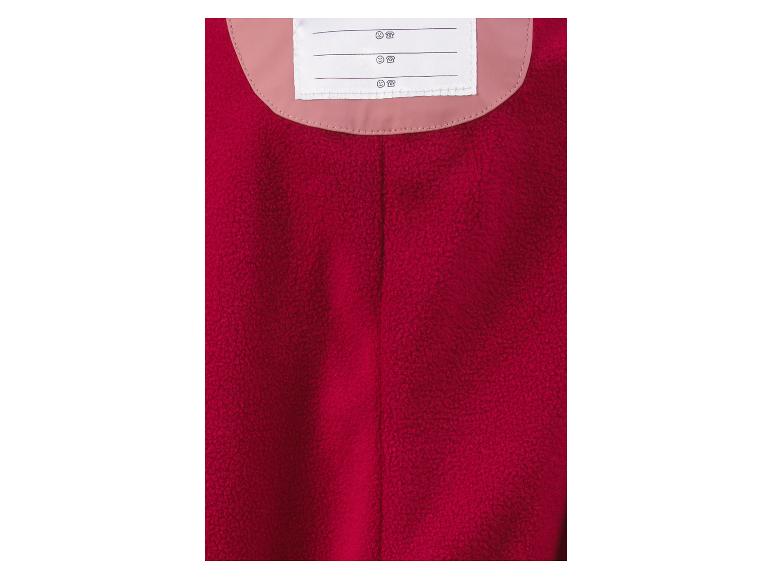 Veste polaire rouge avec col rose et étiquette blanche avec trois lignes pour le nom et le numéro de téléphone.