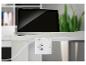 Multiprise blanche montée sous un bureau avec un ordinateur portable dessus.