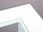 Table blanche avec plateau en verre.