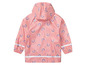Un imperméable rose à imprimé arc-en-ciel pour enfants.