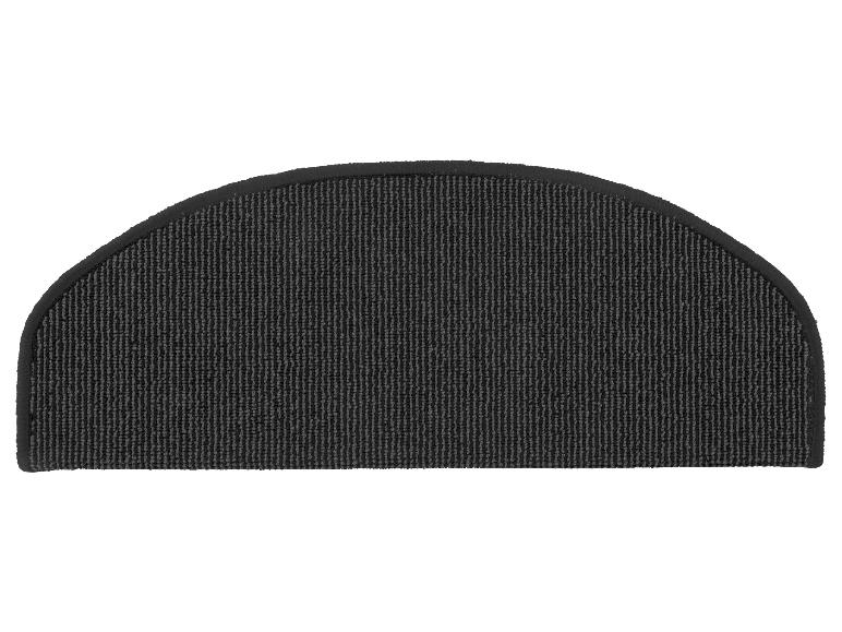 Tapis d'escalier semi-circulaire noir.