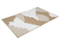 Tapis beige et blanc à motif géométrique.