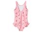 Maillot de bain une pièce rose pour enfant avec imprimé cerises et volants.