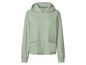 Un sweat-shirt à capuche vert clair avec des poches.