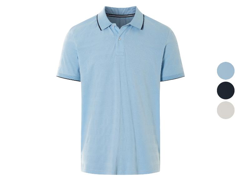 Un polo bleu clair avec une bordure marine.