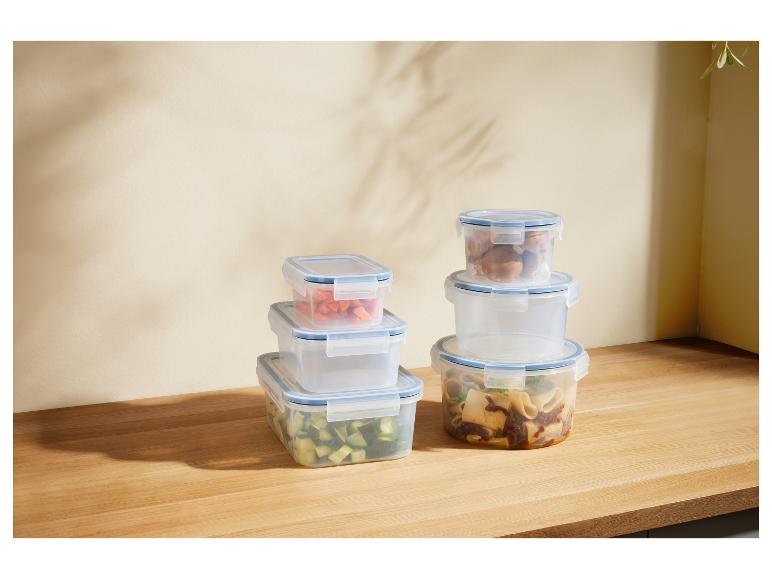 Récipients alimentaires transparents empilables, contenant des légumes et des pâtes.