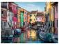 Maisons colorées le long d'un canal avec des bateaux à Venise.