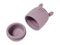 Un porte-infuseur à thé en silicone violet en forme de lapin.