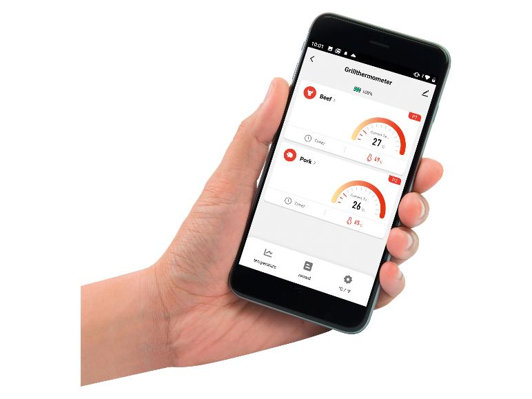 Main tenant un smartphone affichant une application de thermomètre de grill pour bœuf et porc.