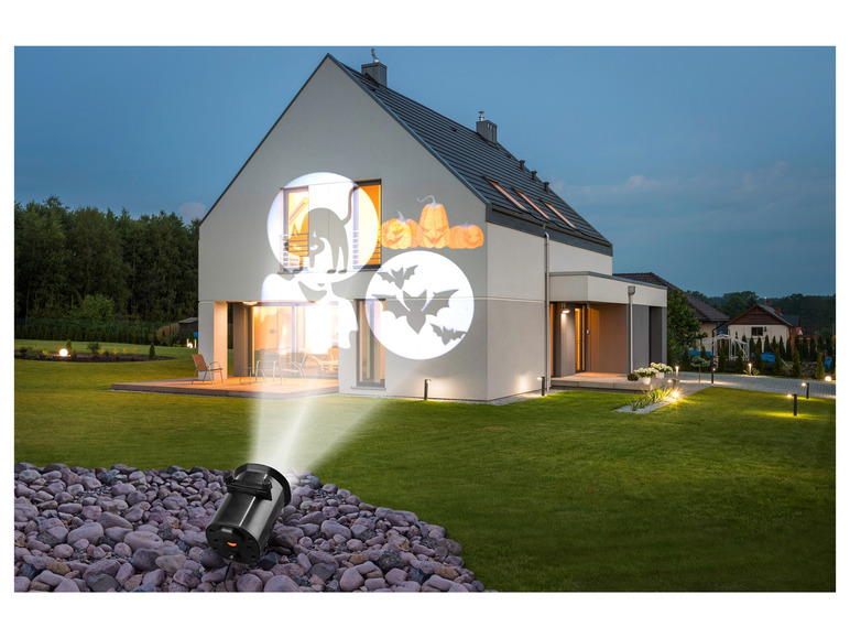 Un projecteur projetant des images d'Halloween sur une maison.