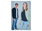 Homme et femme en jean et vestes de sport imprimées