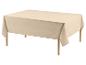 Nappe beige clair sur une table en bois avec des pieds en bois.