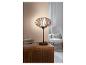 Une lampe de table en bois avec un abat-jour blanc sur une commode en bois.