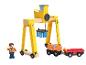Ensemble de jouets en bois avec grue portuaire, train et figurine.