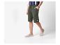 Shorts et mocassins : un look décontracté.