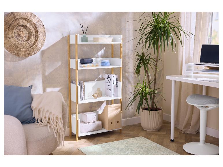 Étagère LIVARNO en bois et blanc dans un coin lecture chaleureux.
