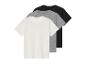 Trois t-shirts en coton de couleurs neutres, superposés.