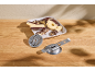 Biscuits au chocolat et emporte-pièces sur une table en bois.