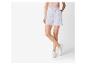 Shorts blancs et baskets blanches pour femme.