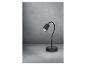 Une lampe de bureau flexible noire sur un fond en béton.