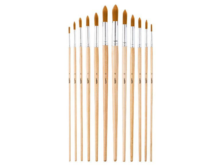 Lot de douze pinceaux de peinture de différentes tailles sur fond noir.