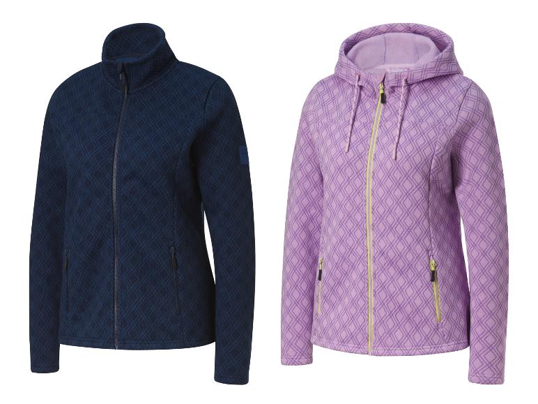 Deux vestes pour femmes, une bleue à col montant et une violette à capuche.