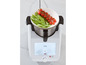 Un Monsieur Cuisine Smart avec un bol rempli de petits pois et de tomates cerises.