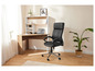 Un fauteuil de bureau noir avec accoudoirs à côté d'un bureau en bois avec étagères.