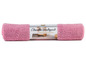 Tapis de bain en chenille rose, enroulé.