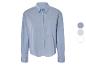 Une chemise bleu clair à manches longues.