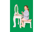 Fille souriante jouant avec une coiffeuse et un tabouret en bois, appliquant du faux maquillage.
