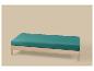 Un banc en bois avec un coussin turquoise sur un fond beige.