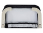 Une barrière de lit blanche pour bébé avec un cadre noir et un filet.