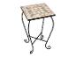 Petite table d'appoint : plateau mosaïque et piétement métal noir.