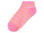 Une chaussette rose avec des rayures jaunes et blanches