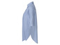 Une chemise longue bleu clair avec des boutons.