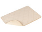 Un tapis beige matelassé avec une surface antidérapante.