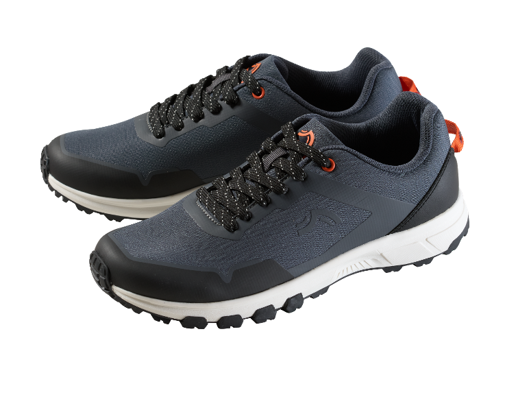 Une paire de chaussures de sport grises et noires de la marque Karhu.