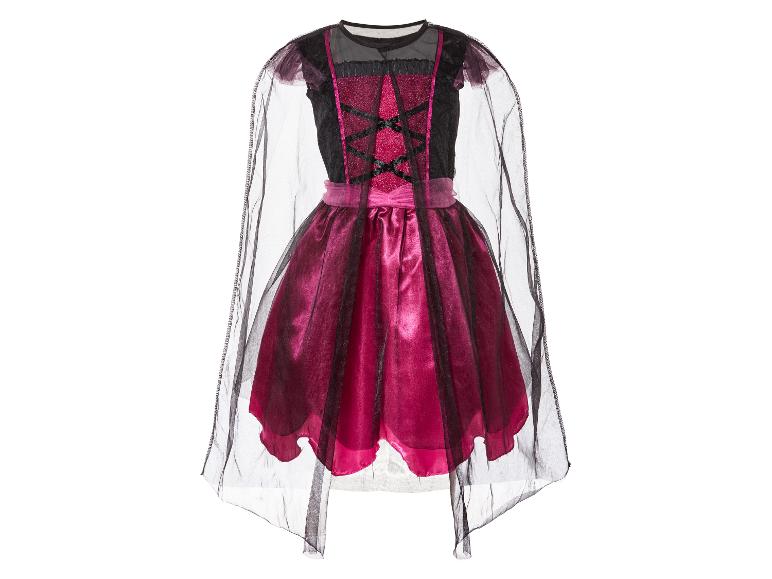 Une robe de princesse rose avec une cape noire.