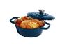 Cocotte en fonte bleue avec poulet rôti et légumes, couvercle entrouvert